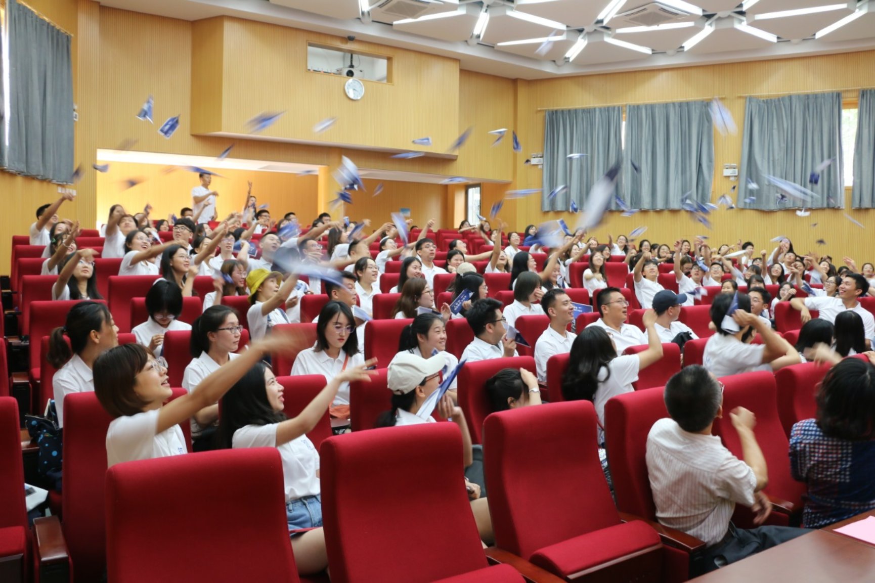 C:\Users\501\Desktop\cgpay钱包下载
开学典礼\IMG_6291.JPG